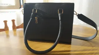 Bolso negro con flecos y asa trenzada