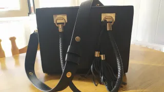 Bolso negro con flecos y asa trenzada