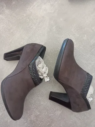 Tronchetti in pelle scamosciata, taupe