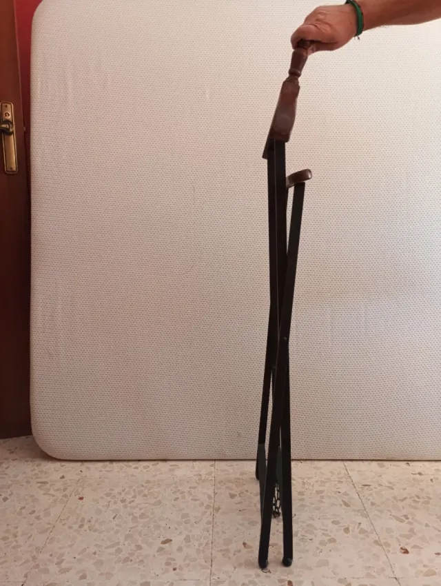 Galán de noche perchero madera y metal plegable