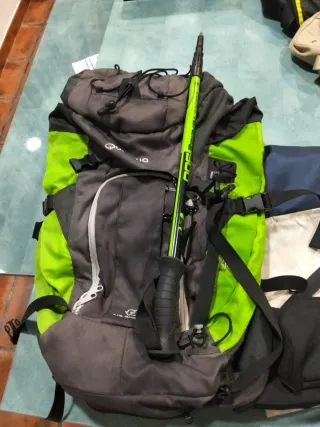 Mochila Quechua montaña 40L y bastón de trekking