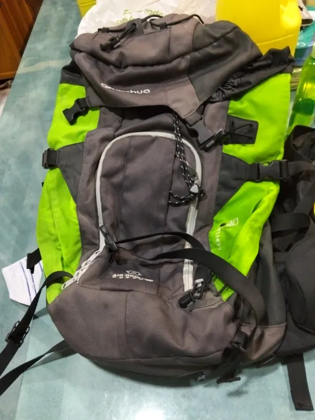 Mochila Quechua montaña 40L y bastón de trekking