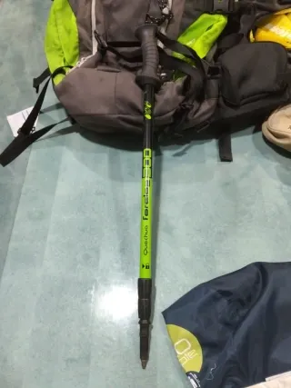 Mochila Quechua montaña 40L y bastón de trekking