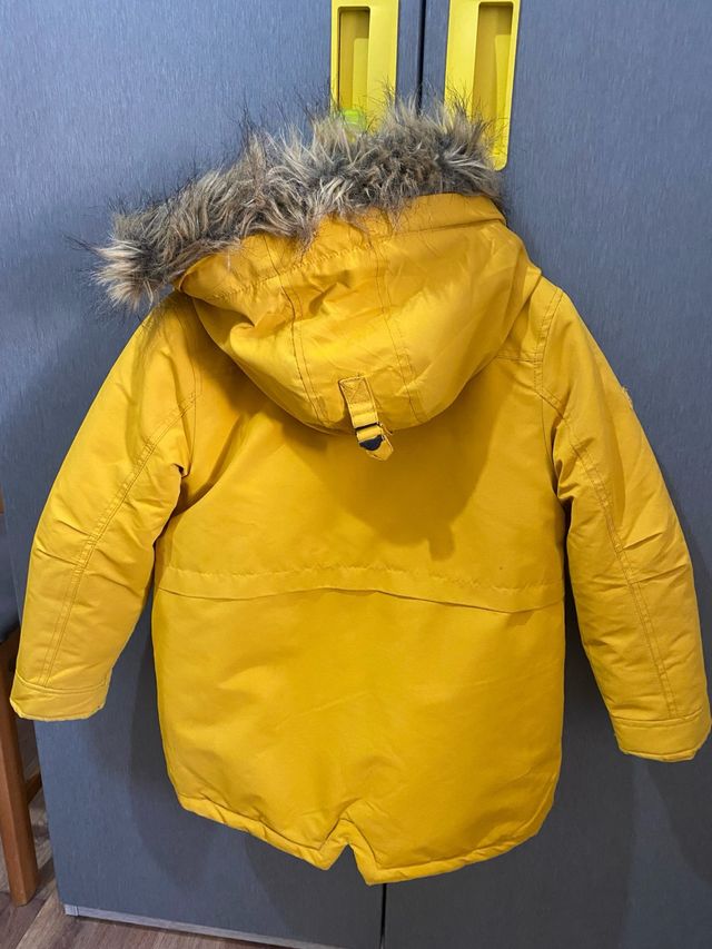 Parka infantil amarilla con capucha