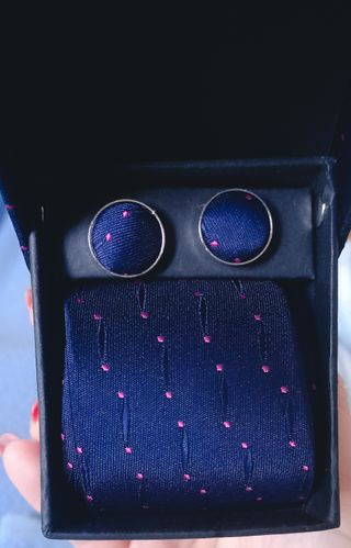 Conjunto Corbata y Gemelos Azul con Puntos Rosas