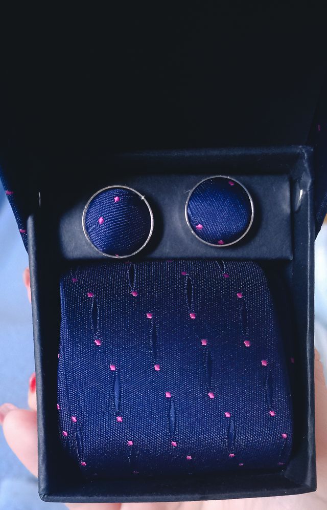 Conjunto Corbata y Gemelos Azul con Puntos Rosas