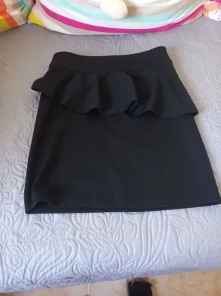 Falda negra con volantes