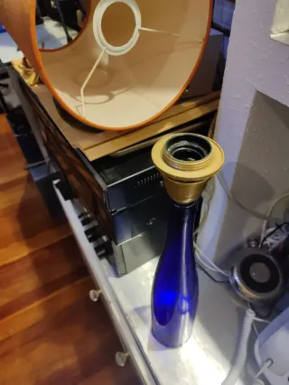 Lámpara de mesa naranja y azul