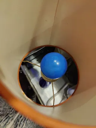 Lámpara de mesa naranja y azul