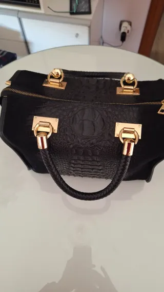 Bolso de piel negro con detalles dorados