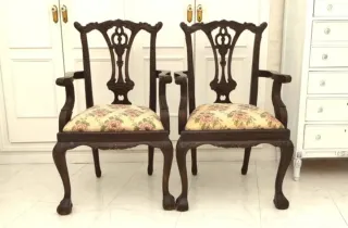 Par de Sillones Chippendale Madera y Tela