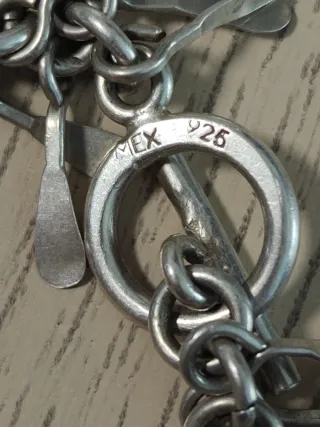 Pulsera de plata con colgantes