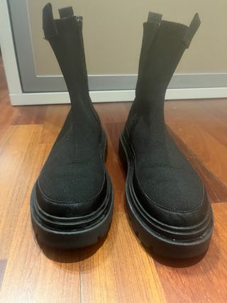 Botín ZARA impermeable. suela de goma