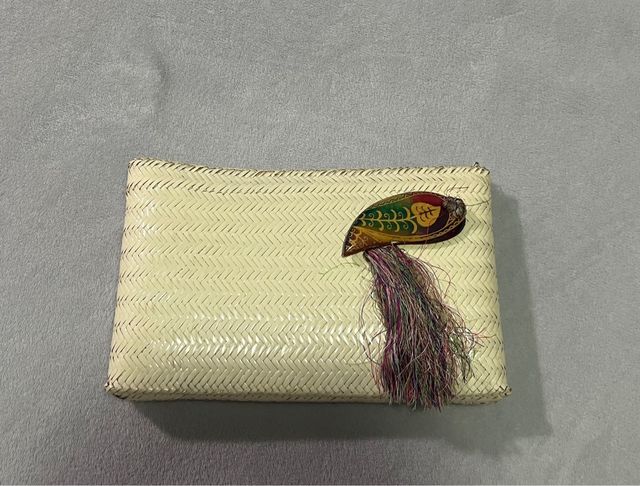 Bolso de mano tejido con adorno