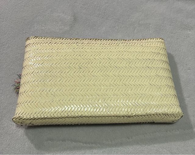 Bolso de mano tejido con adorno