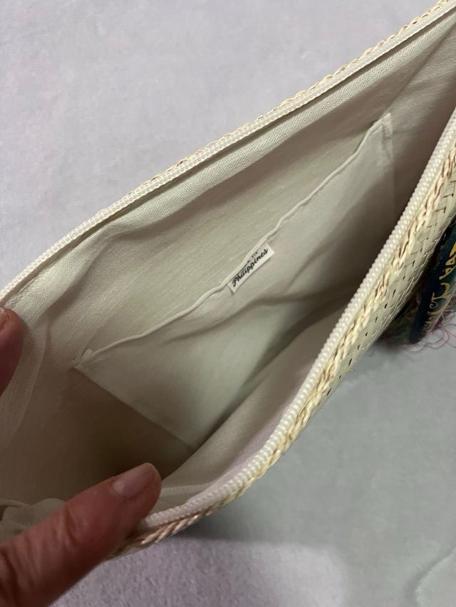 Bolso de mano tejido con adorno