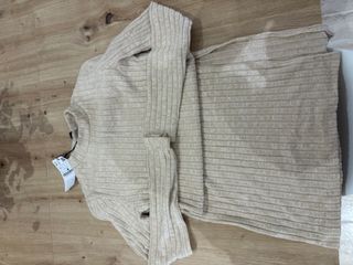 Vestido beige Stradivarius largo con abertura