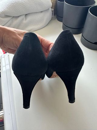 Zapatos tacón Massimo Dutti ante negro