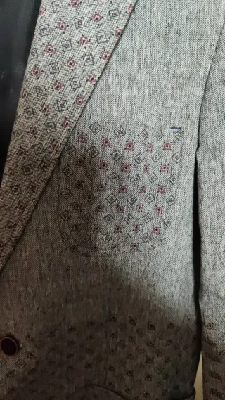 Chaqueta de caballero gris con estampado