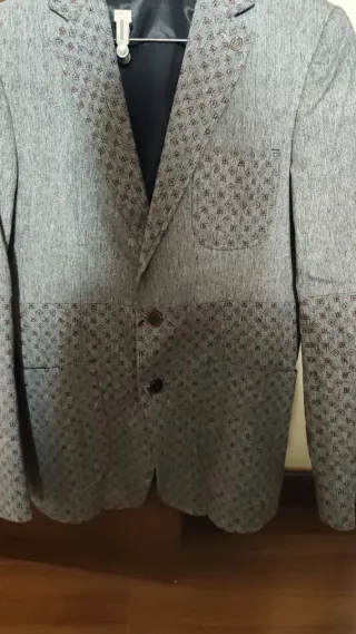 Chaqueta de caballero gris con estampado