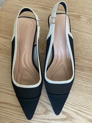 Zapatos de tacón bajo Guapissima negros y blancos