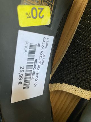 Zapatos de tacón bajo Guapissima negros y blancos