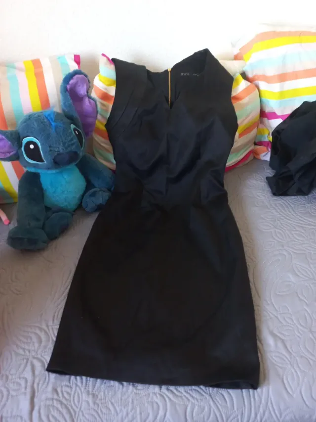Vestido de cóctel negro de razo negro entallado