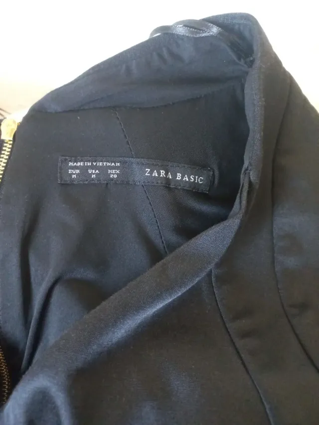 Vestido de cóctel negro de razo negro entallado