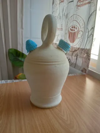 Botijo de barro con adornos