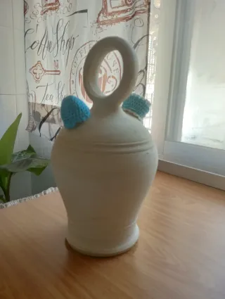 Botijo de barro con adornos