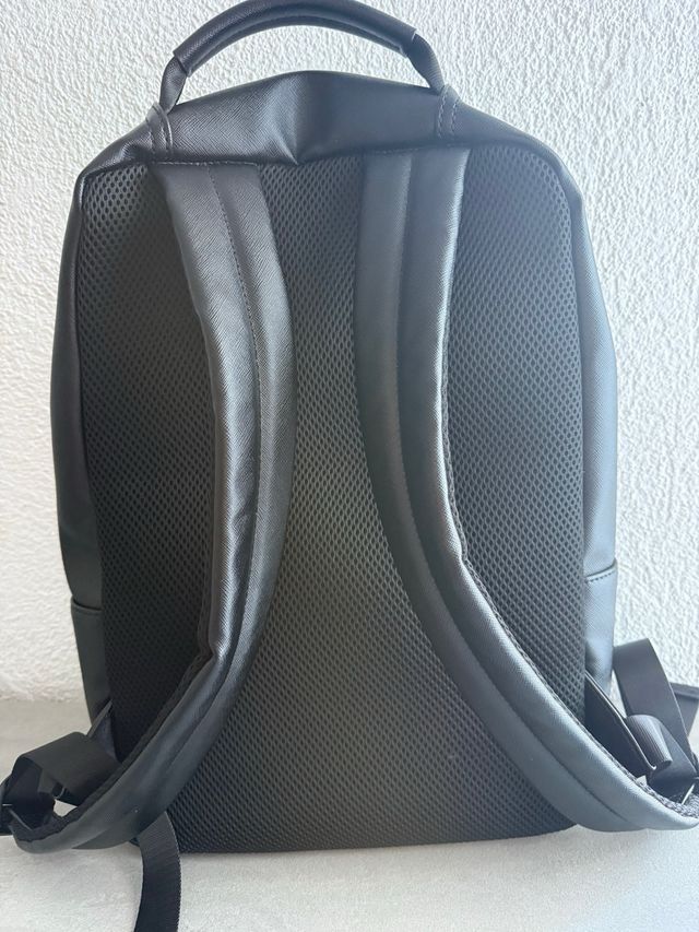 Mochila Guess Negra y Gris