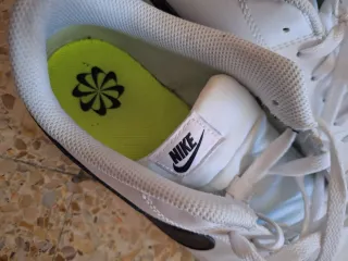 Zapatillas Nike Blancas y Negras