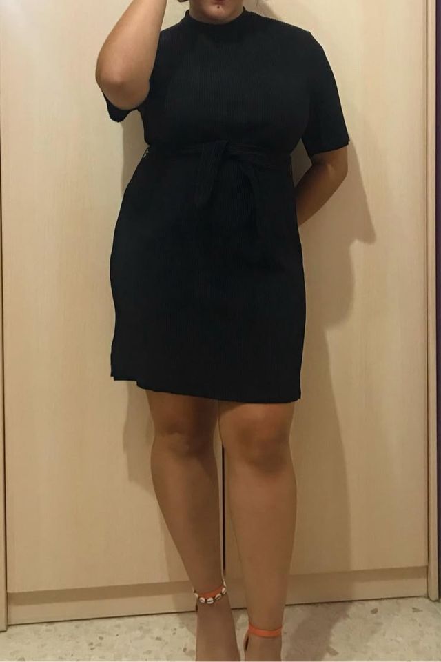 Vestido negro con cinturón