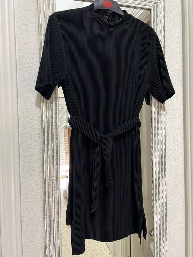 Vestido negro con cinturón