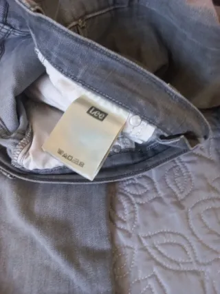 Pantalón vaquero Lee gris