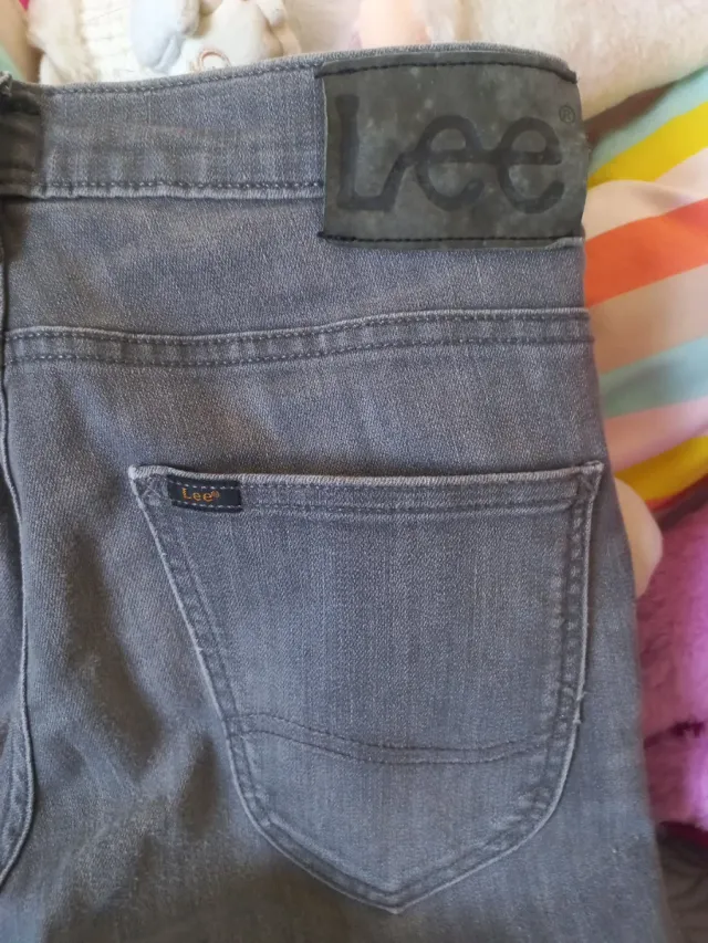 Pantalón vaquero Lee gris