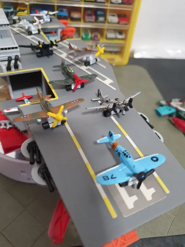 Portaerei Micro Machines con aerei