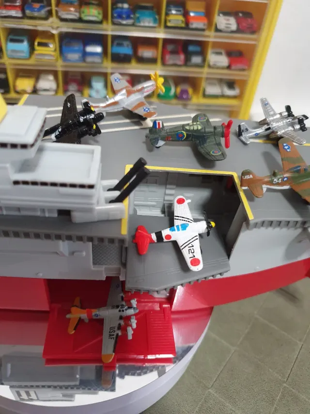 Portaerei Micro Machines con aerei