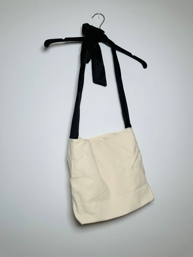 Bolso beige con asa lazo negro