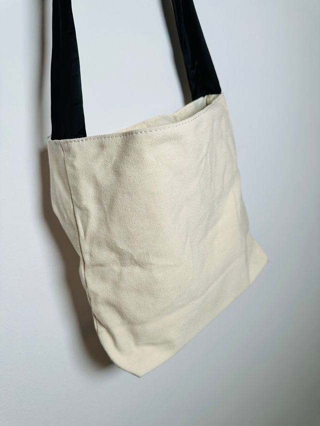 Bolso beige con asa lazo negro