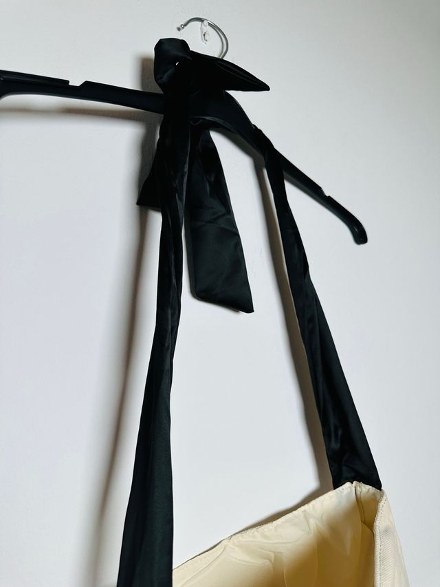 Bolso beige con asa lazo negro