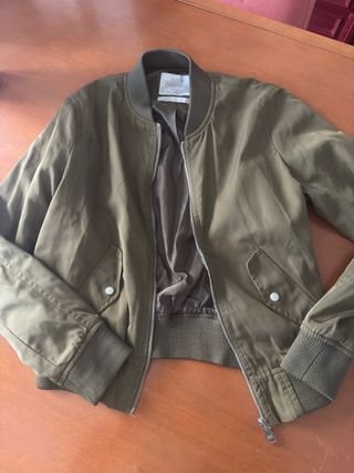 Cazadora Bomber Bershka niña Talla S (10-12 años)