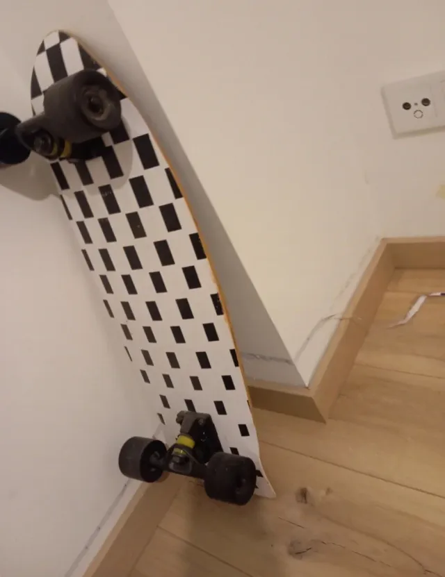 Skate Longboard Diseño Cuadros Blanco y Negro