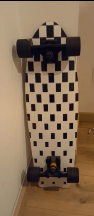 Skate Longboard Diseño Cuadros Blanco y Negro