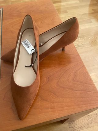 Zapatos de tacón marrones nuevos