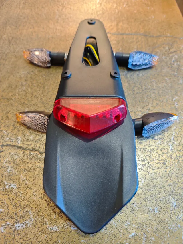 Suporte de placa de motocross com luz de freio LED