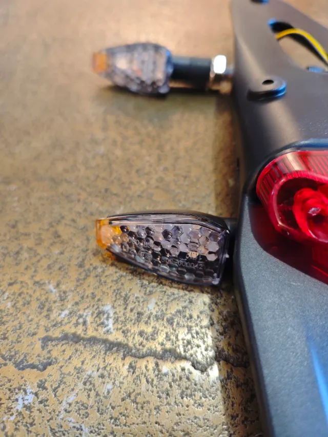 Suporte de placa de motocross com luz de freio LED