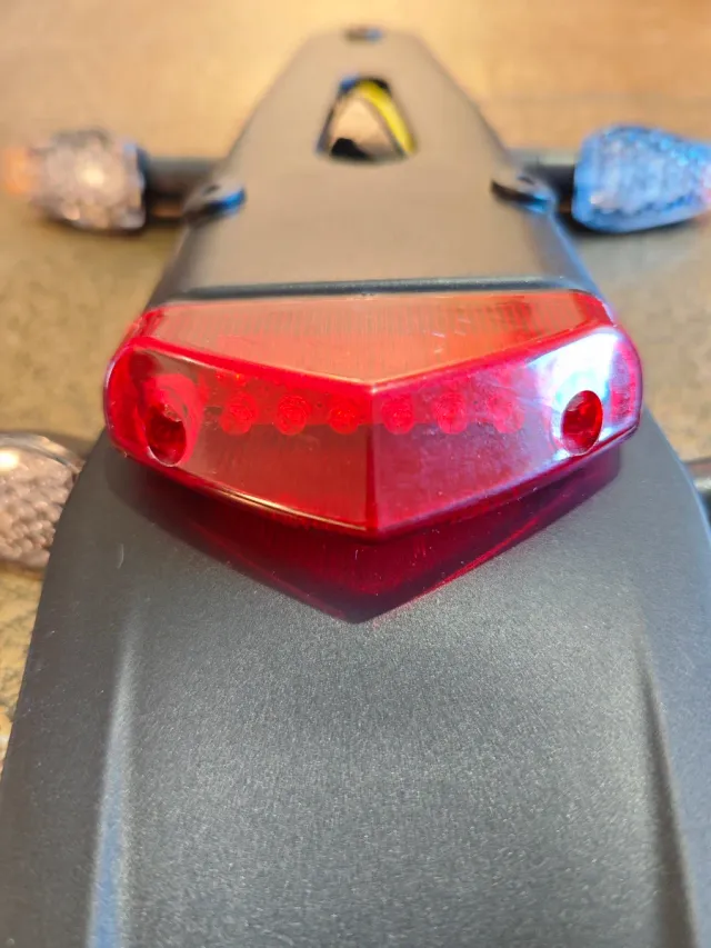 Suporte de placa de motocross com luz de freio LED