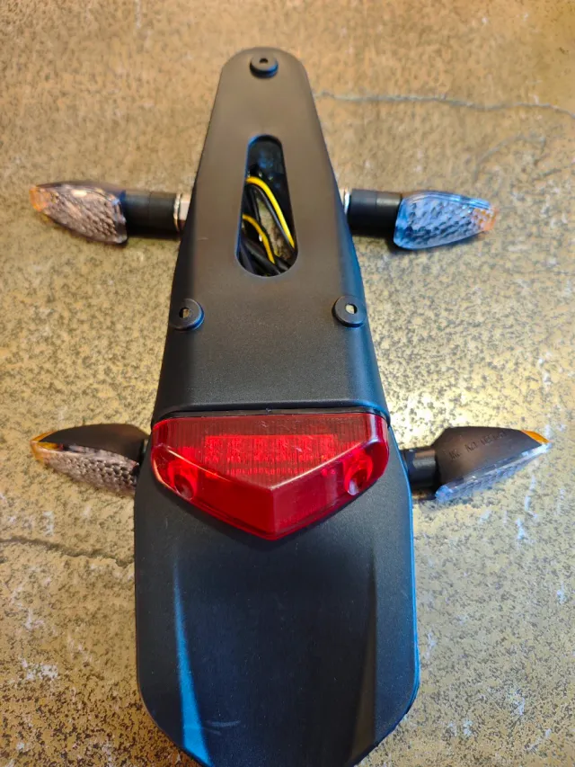 Suporte de placa de motocross com luz de freio LED