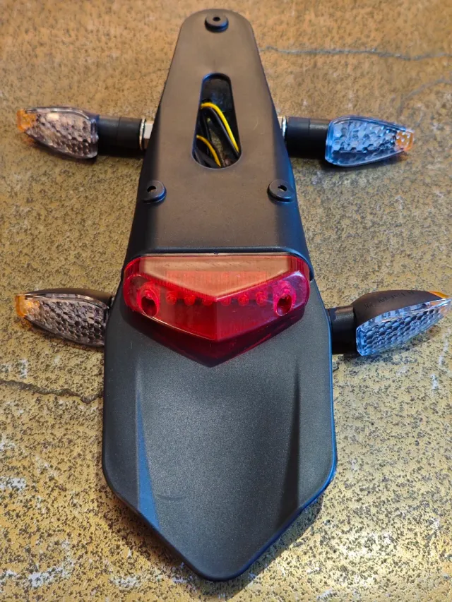 Suporte de placa de motocross com luz de freio LED